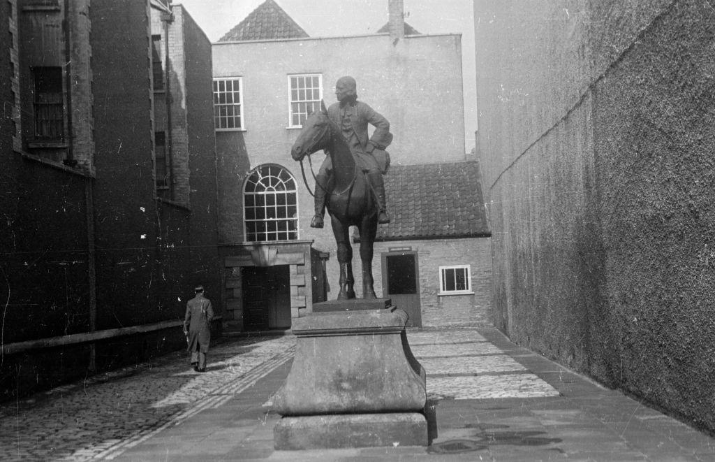 Estátua de John Wesley na frente de capela Metodista em Bristol em 1939