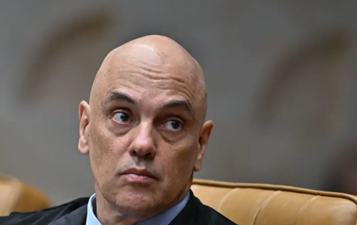Foto com Alexandre de Moraes com semblante de tensão
