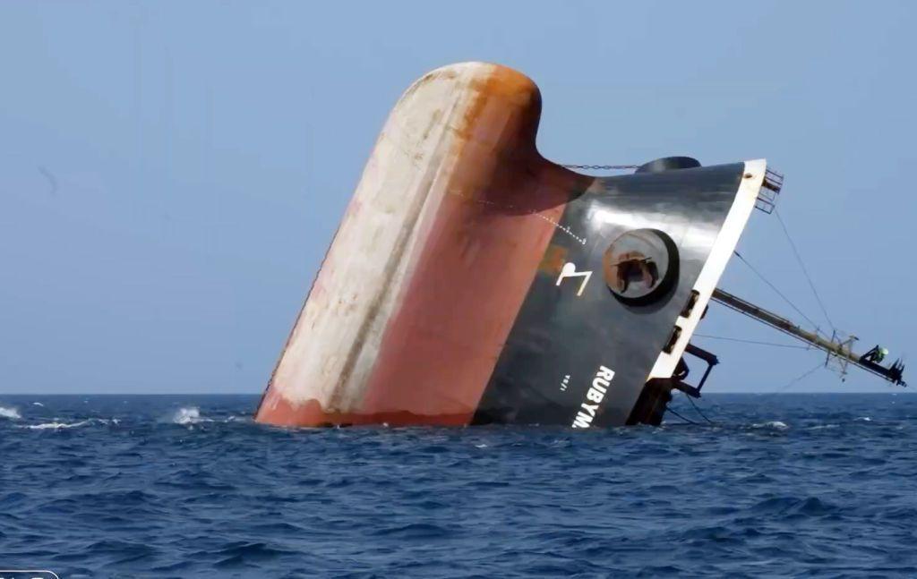 Kapal kargo di Laut Merah