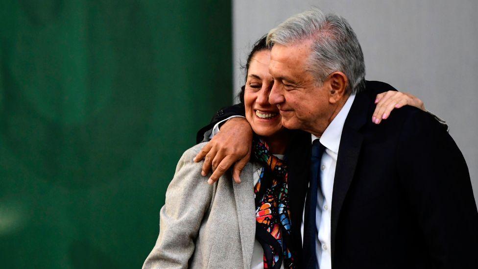 안드레스 마누엘 로페스 오브라도르 현 대통령과 포옹하는 셰인바움