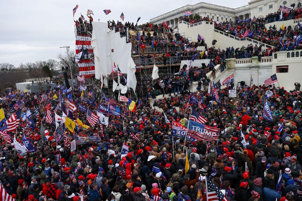 Manifestantes pró-Trump invadiram o Capitólio dos EUA enquanto os legisladores estavam prestes a assinar na quarta-feira a vitória eleitoral do presidente eleito Joe Biden em 6 de janeiro de 2021. 