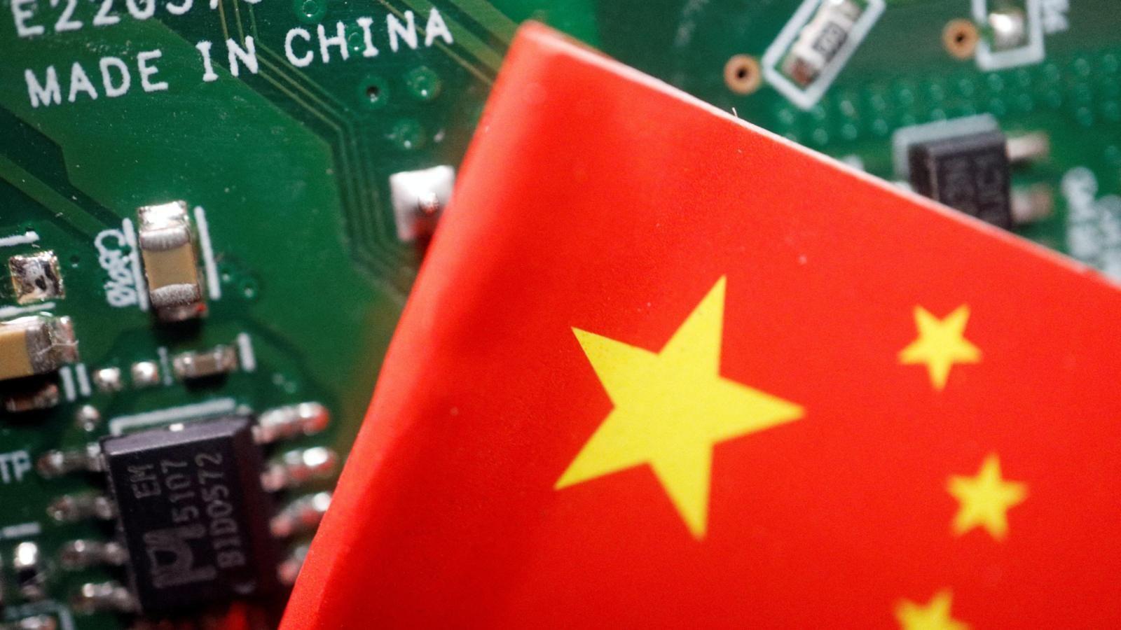 Una bandera china impuesta sobre un semiconductor hecho en China