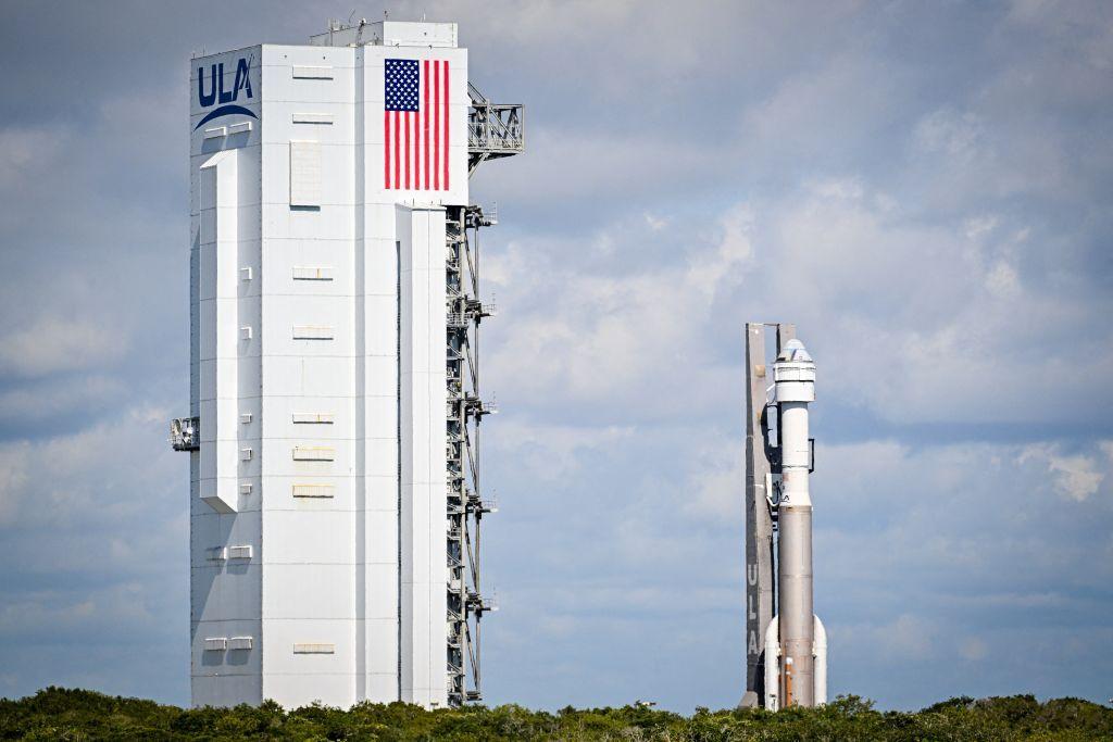 El cohete Atlas V que llevó a los dos astronautas a la EEI