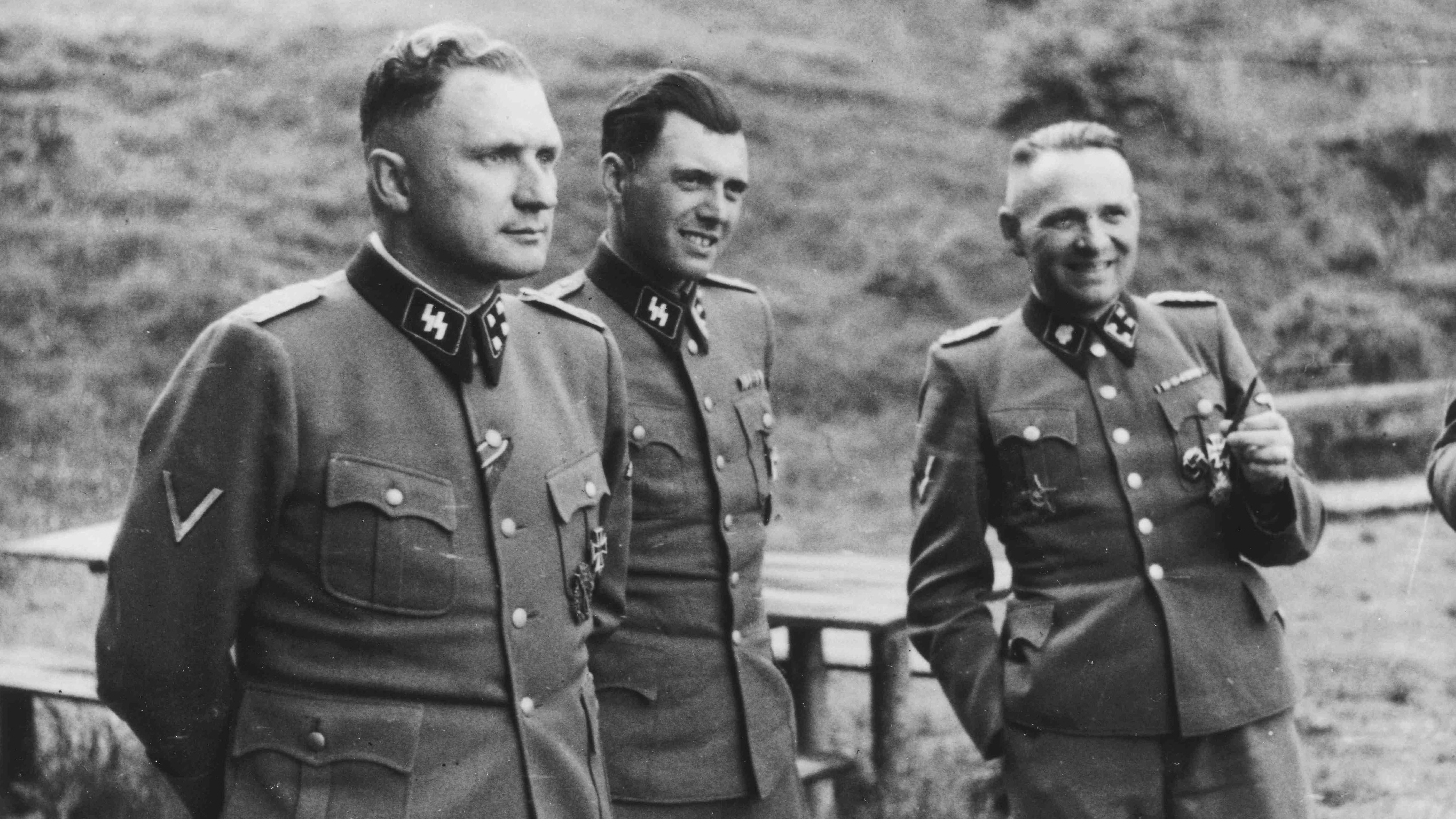 Rudolf Höss junto a otros dos oficiales de las SS en 1944.
