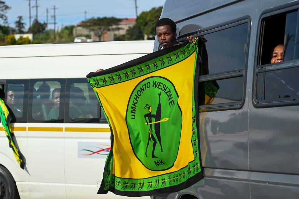 homem com bandeira do uMkhonto weSizwe (MK),