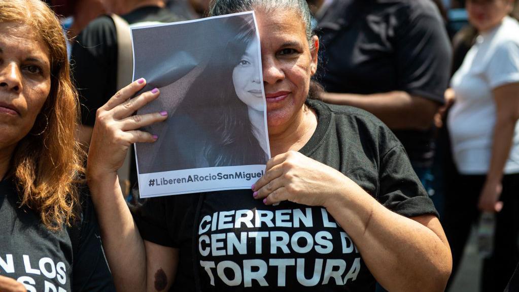 Defensores de derechos humanos protestan por la liberación de la activista Rocío San Miguel.