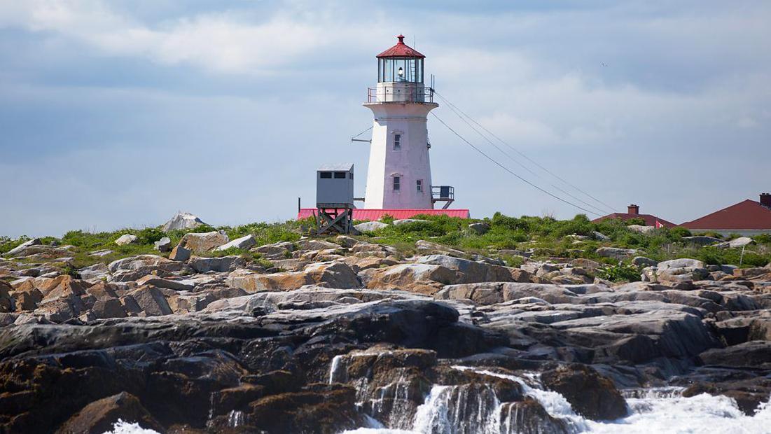 Un faro de navegación en la costa rocosa de Machia Seal. 