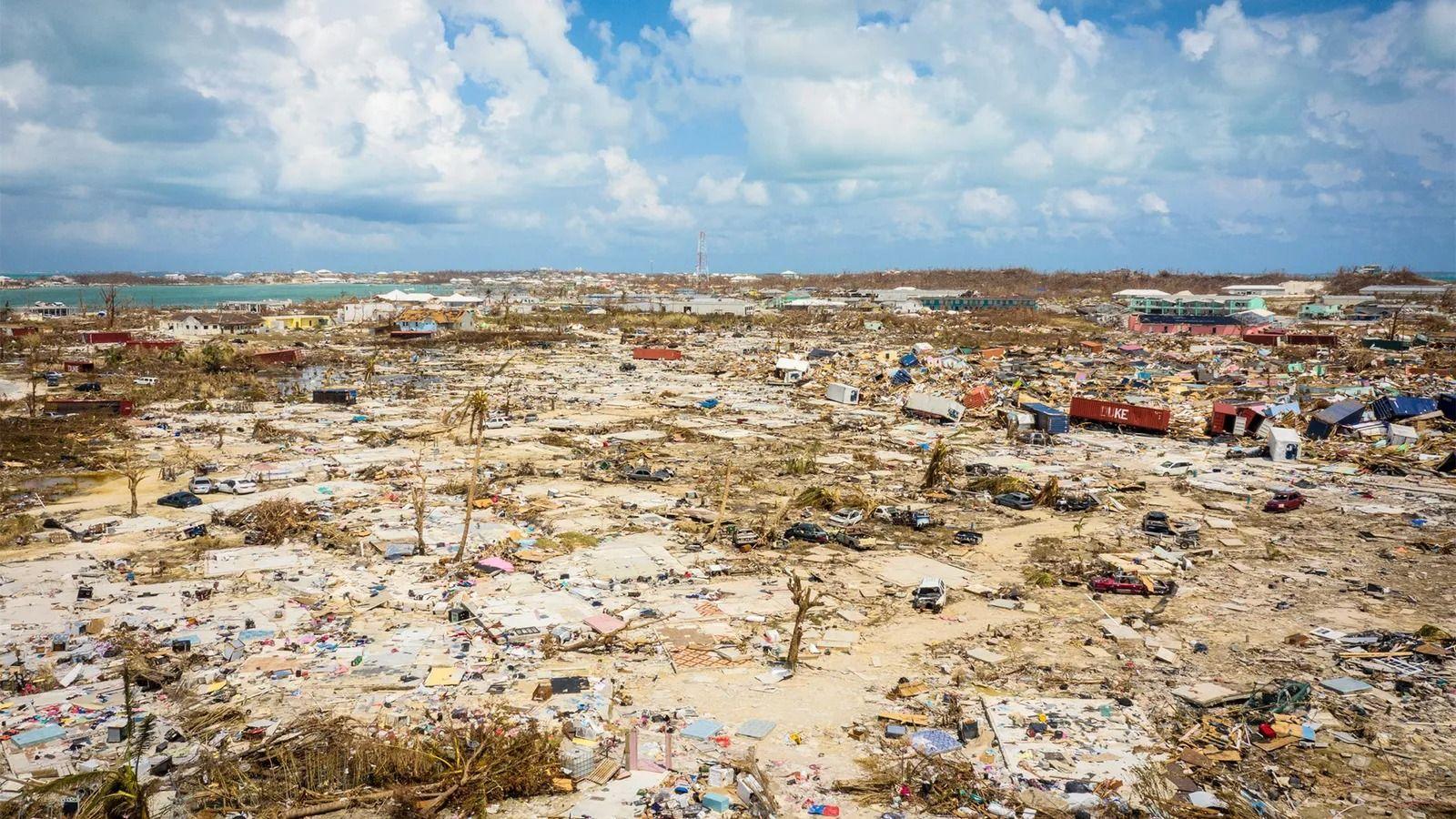 Vista aérea do Bahamas devastado