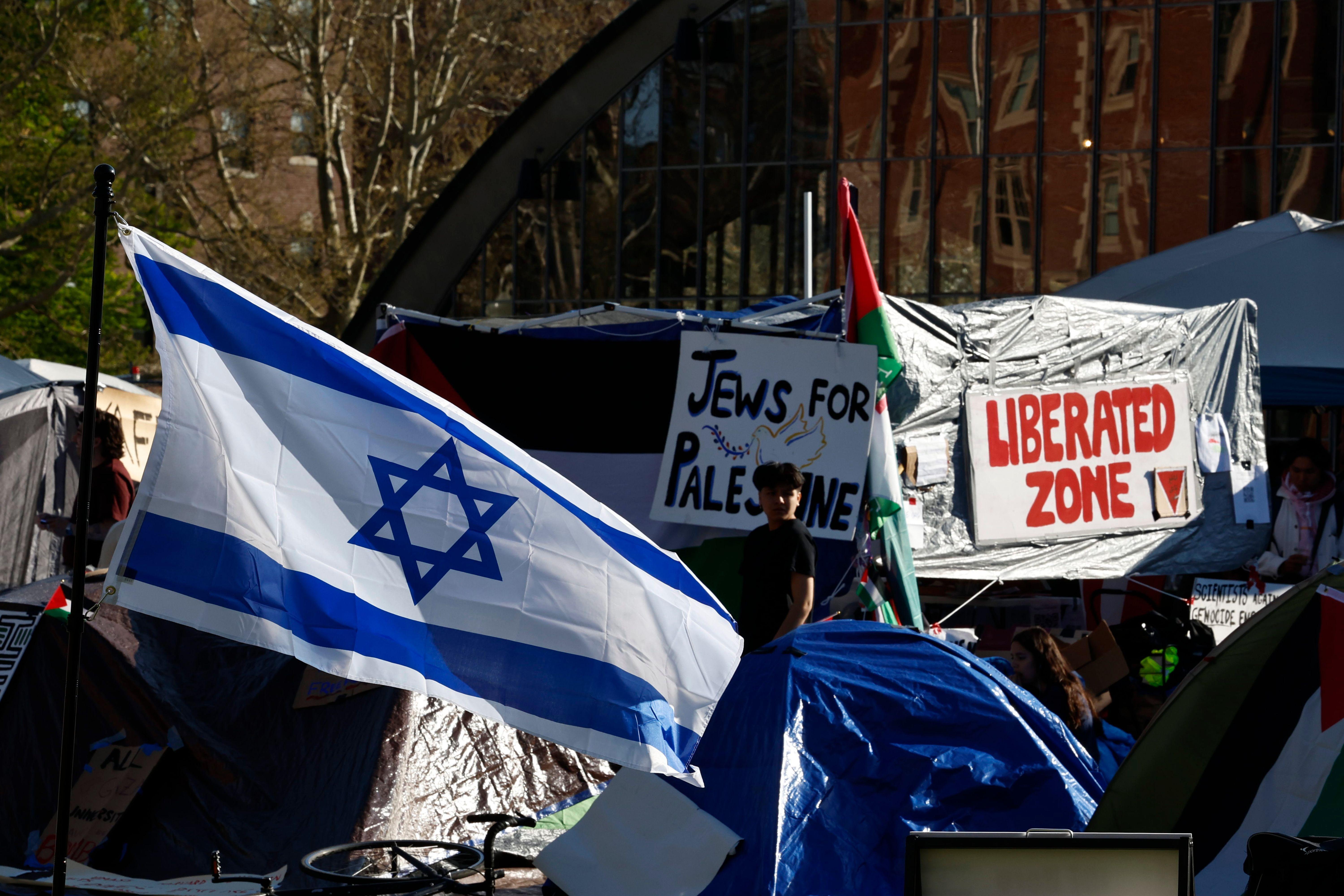 علم إسرائيلي يرفرف خارج المخيم الطلابي لحركة الاحتجاج المؤيدة للفلسطينيين في الجامعات الأمريكية في حرم معهد ماساتشوستس للتكنولوجيا في كامبريدج