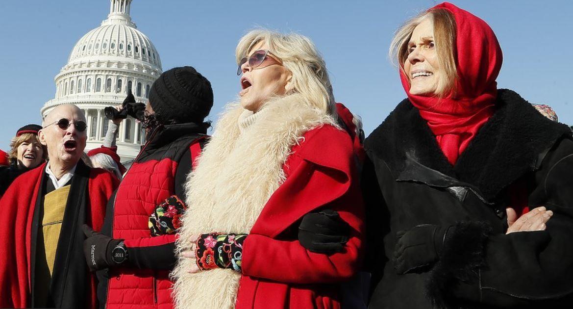 Jane Fonda y Gloria Steinem en una protesta en Washington