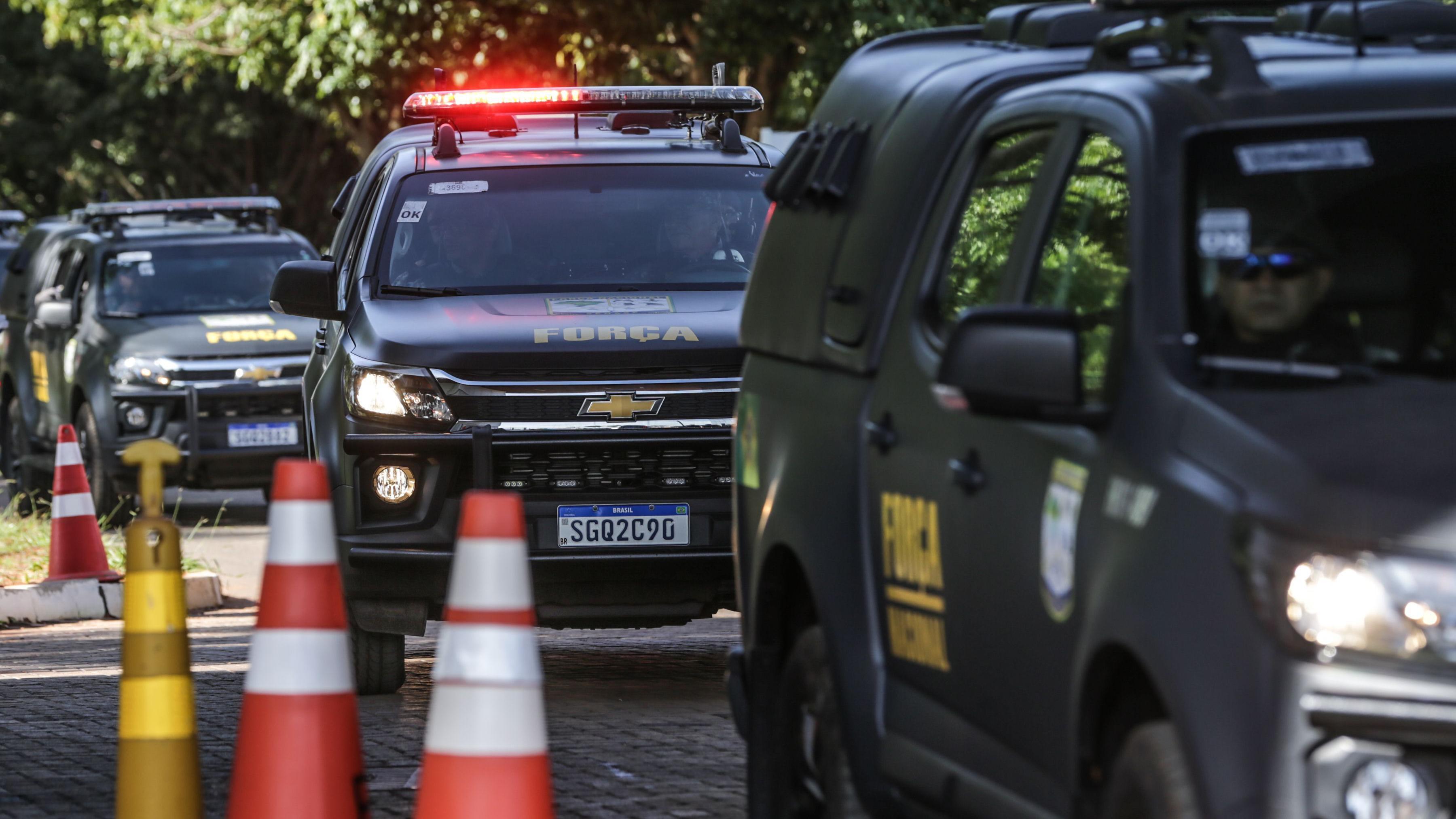 Carros de polícia em frente a presídio