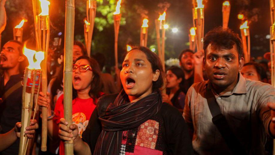 Manifestantes en Bangladesh en protesta por la muerte de una niña violada.