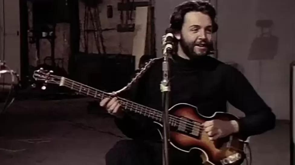 Paul McCartney tocando el bajo
