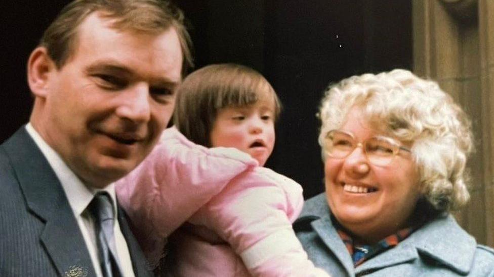 Robert y Margaret Isdale con su hija Kim el día en que fue adoptada. 