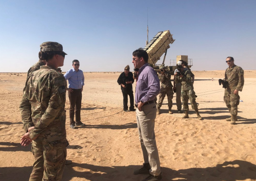 وزير الدفاع الأمريكي مارك إسبر (في الوسط) يتحدث مع القوات الأمريكية أمام بطارية صواريخ باتريوت في قاعدة الأمير سلطان الجوية في السعودية