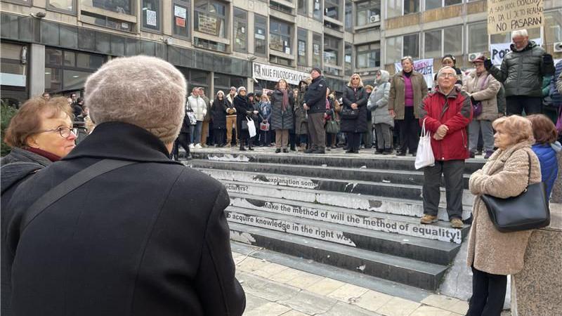 Penzioneri su sa studentima na Studentskom trgu odali su 15-minutnu pošti stradalima u novosadskoj tragediji