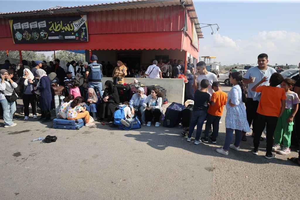 Personas aguardan en la frontera de Gaza y Egipto