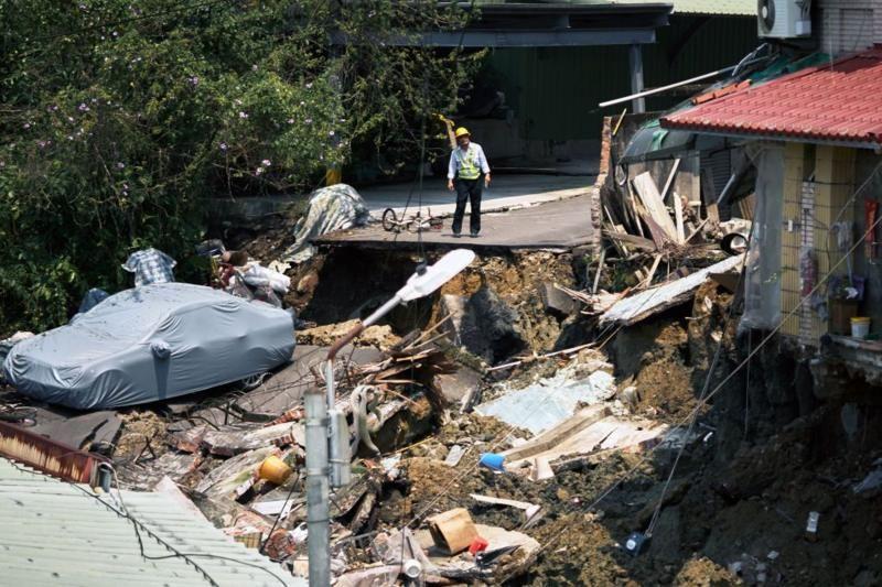 Rumah dan jalan rusak akibat gempa di Taipei, Taiwan, pada Rabu, 3 April 2024.