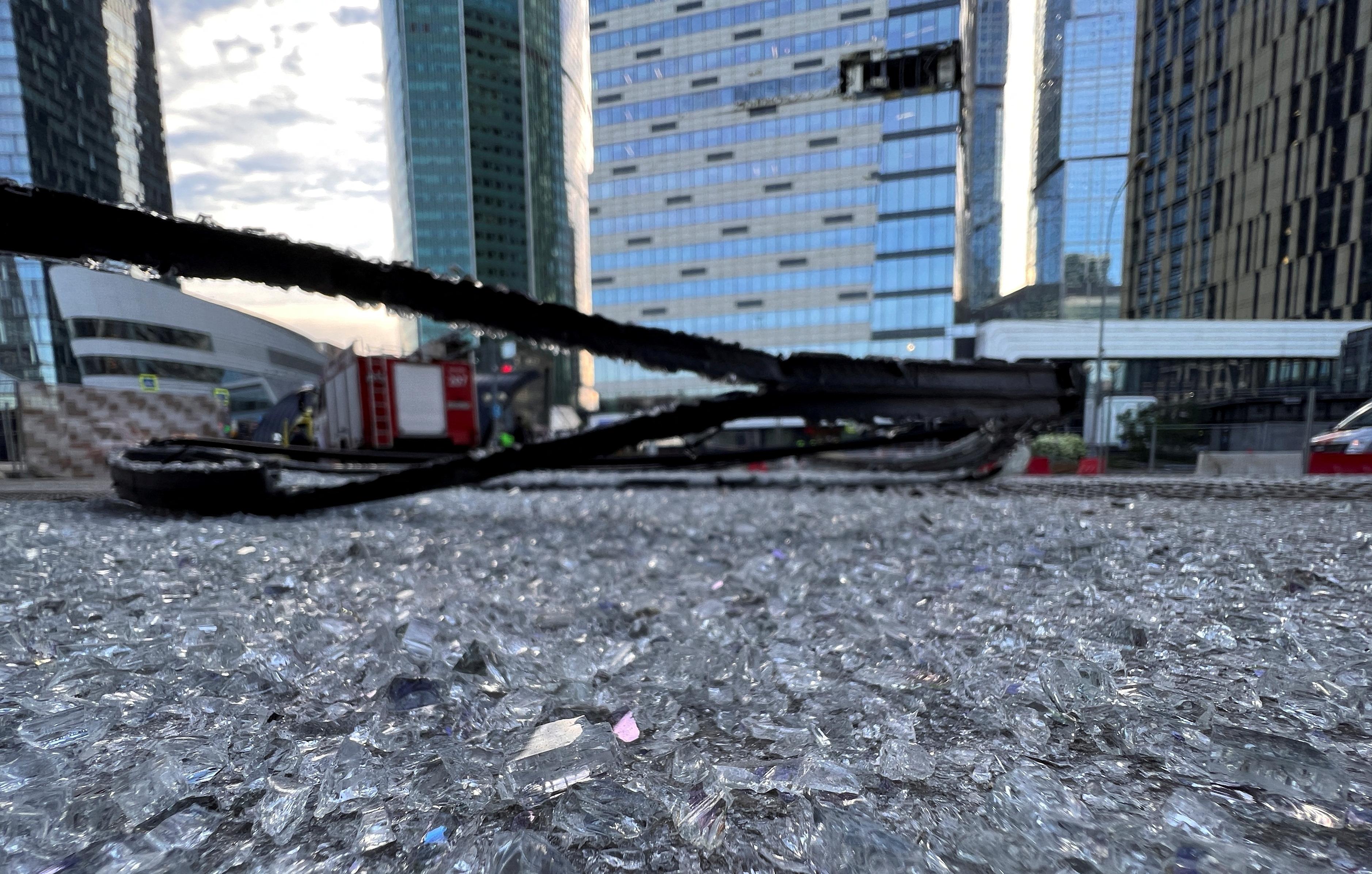 زجاج مكسور تحت  مبنى إداري مدمر في مدينة موسكو في أعقاب هجوم بطائرة بدون طيار  في موسكو، روسيا، 30 يوليو/تموز 2023