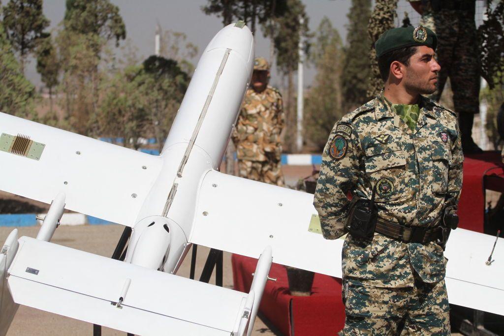 Drone buatan Iran ditampilkan dalam upacara penandaan untuk diberikan kepada tentara negaranya, Iran.