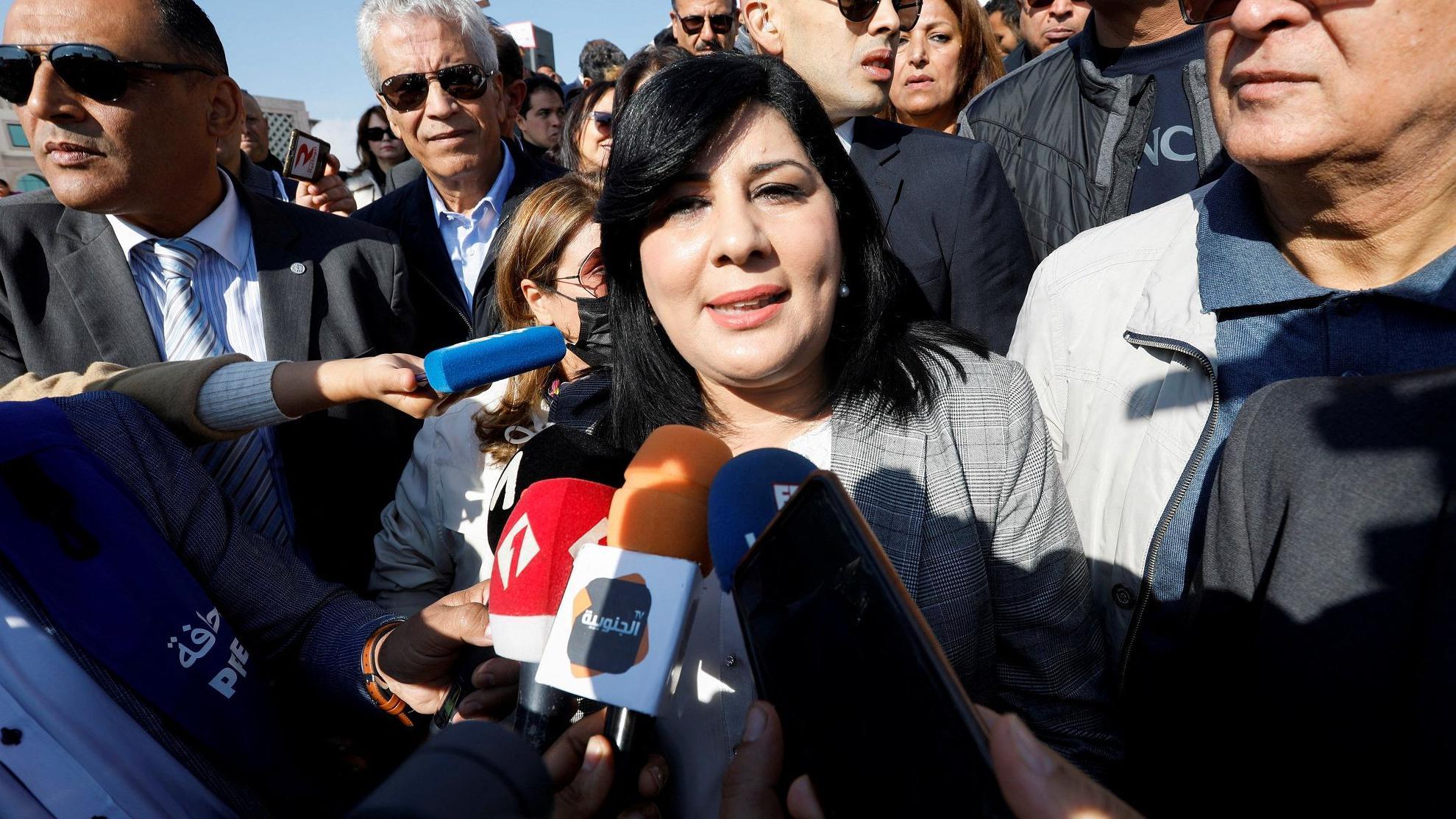 عبير موسى تتوسط الصورة