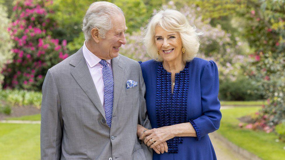 Buckingham Sarayı yapılan açıklamanın yanında Kral ve Kraliçe'nin bu ayın başında çekilmiş bir fotoğrafını yayımladı