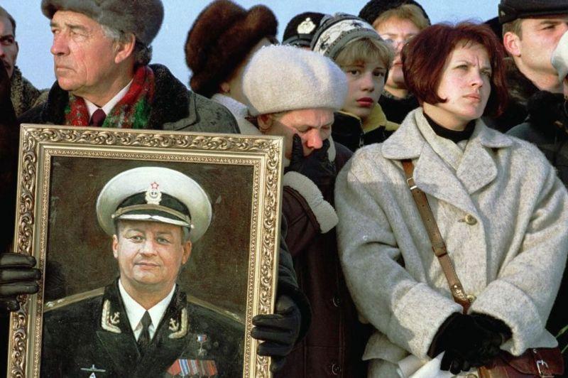 Familiares dos marinheiros durante cerimônia em Moscou