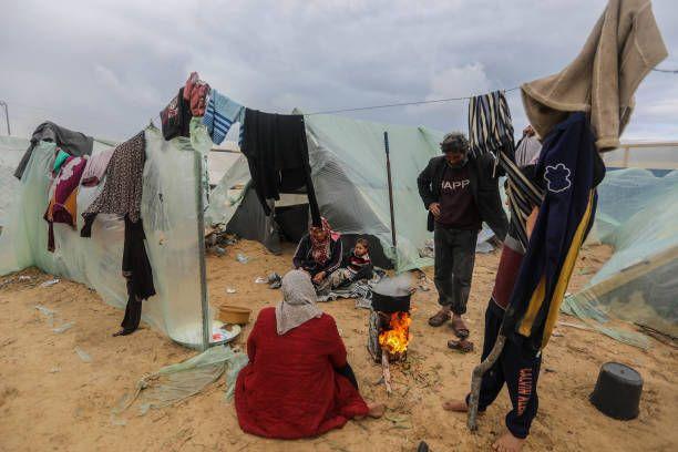فلسطينيون نازحون في خيمة بمنطقة المواصي في رفح
