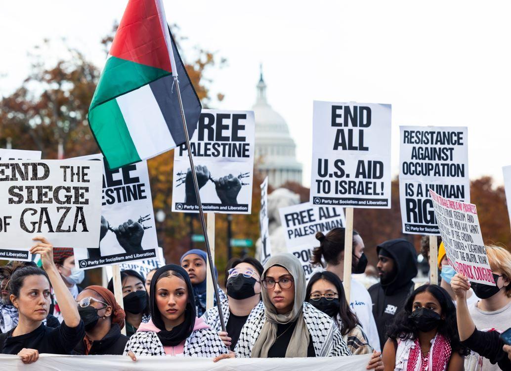 نشطاء مؤيدون للفلسطينيين يدعون إلى وقف إطلاق النار في غزة خلال تظاهرة في واشنطن.