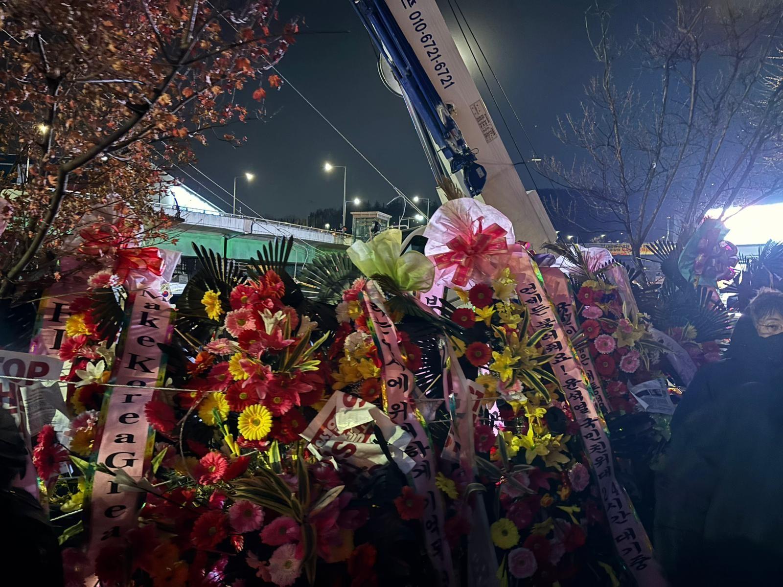 한남동 관저 인근 보도에 놓인 윤석열 대통령 응원 화환들