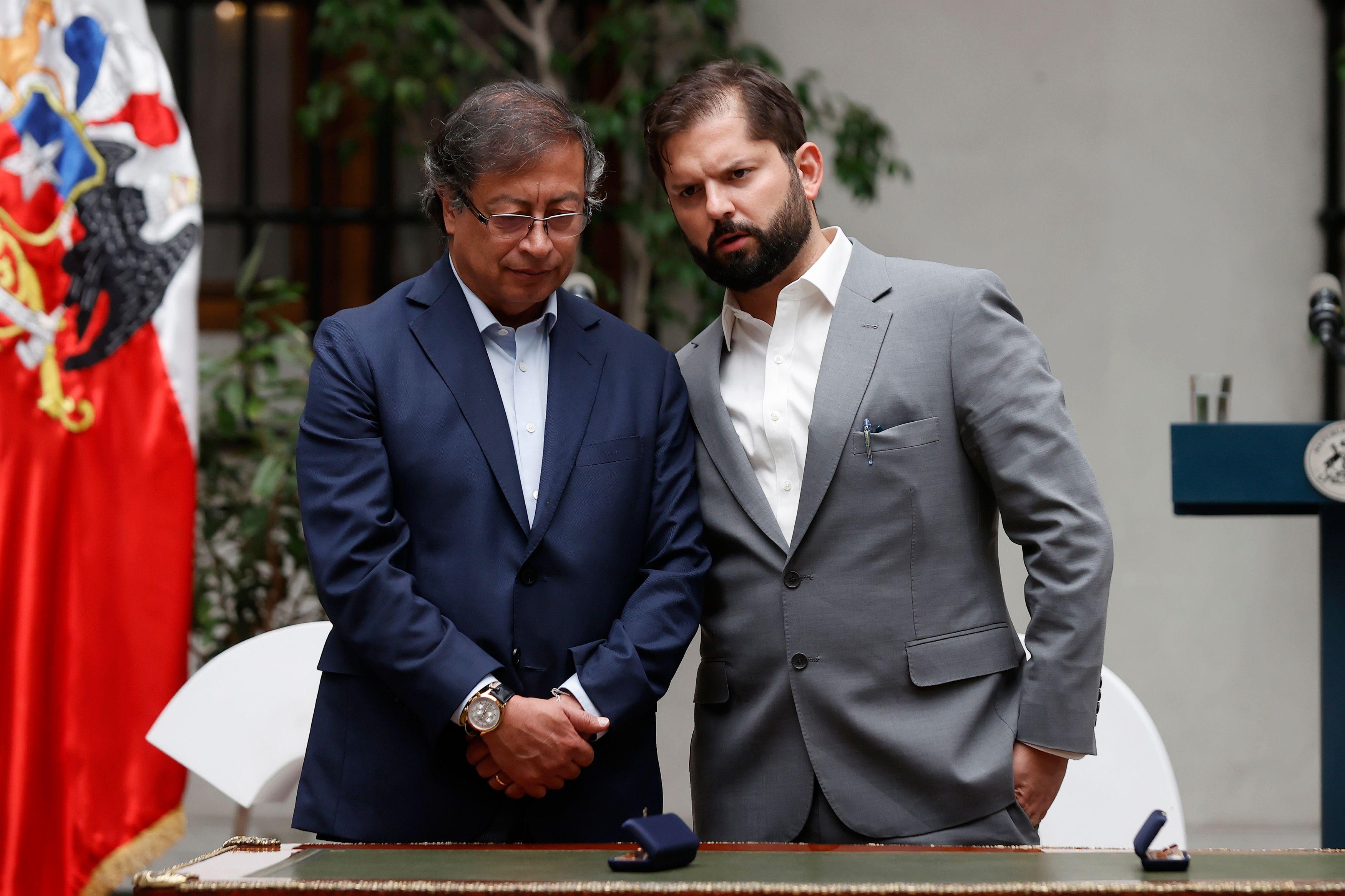 Os presidente Gustavo Petro (Colômbia) e Gabriel Boric (Chile), durante encontro em Santiago em 9 de janeiro