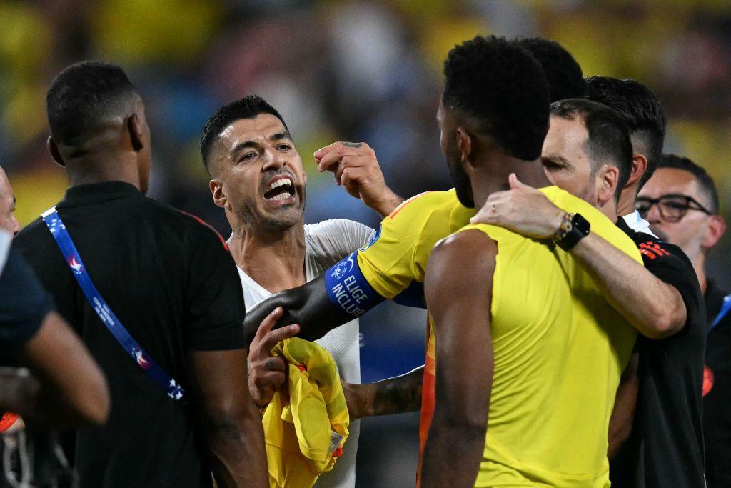 Luis Suárez, delantero de Uruguay, discute con el delantero de Colombia Miguel Borja