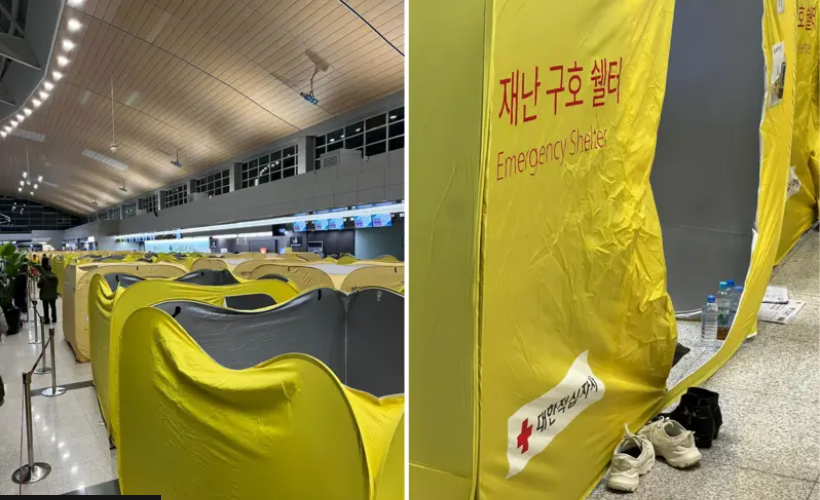 Imagem de tendas de emergência amarelas, montadas em aeroporto para abrigar famílias de vítimas de acidente aéreo