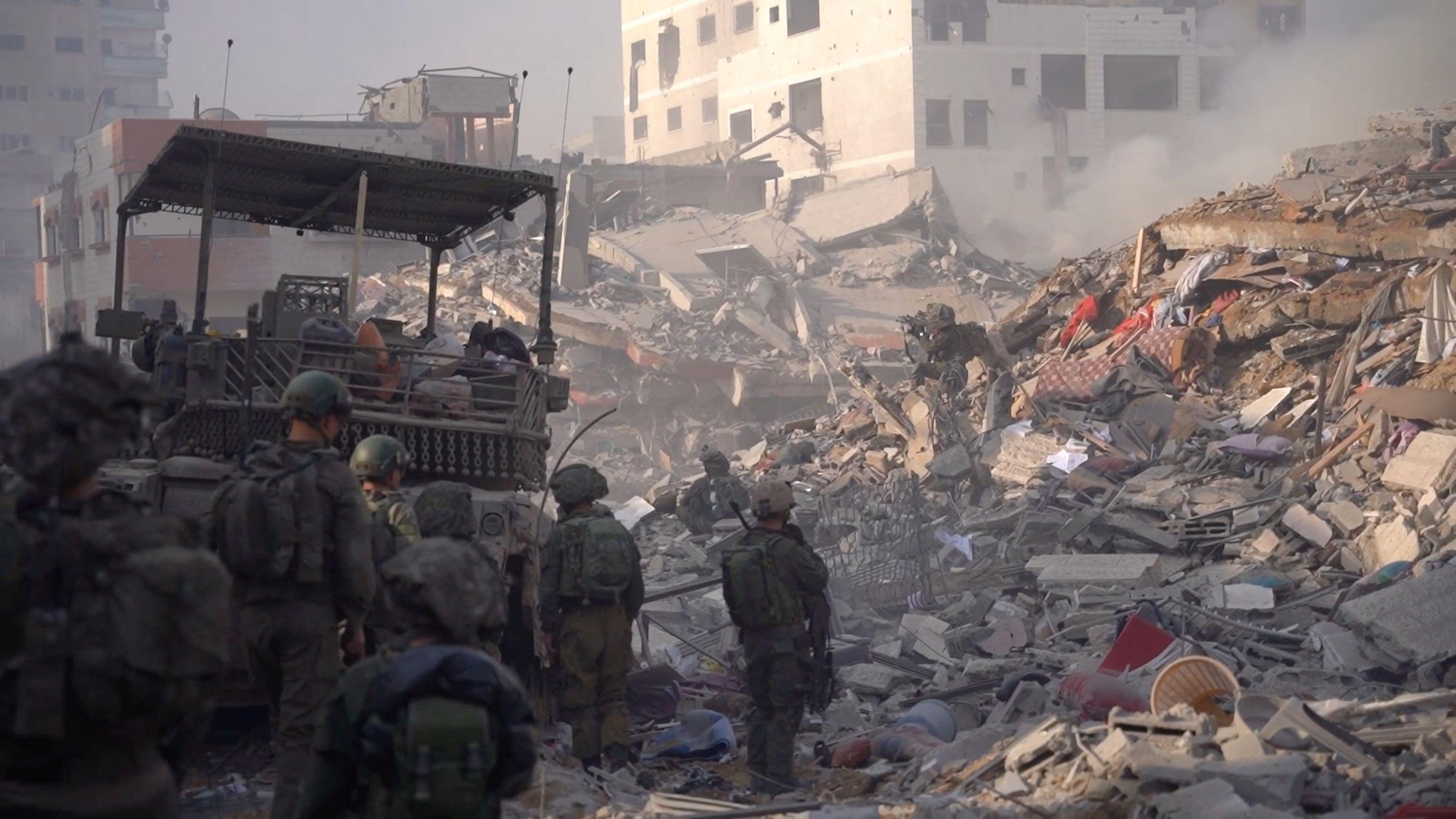 قوات الجيش الإسرائيلي في قطاع غزة وسط الدمار