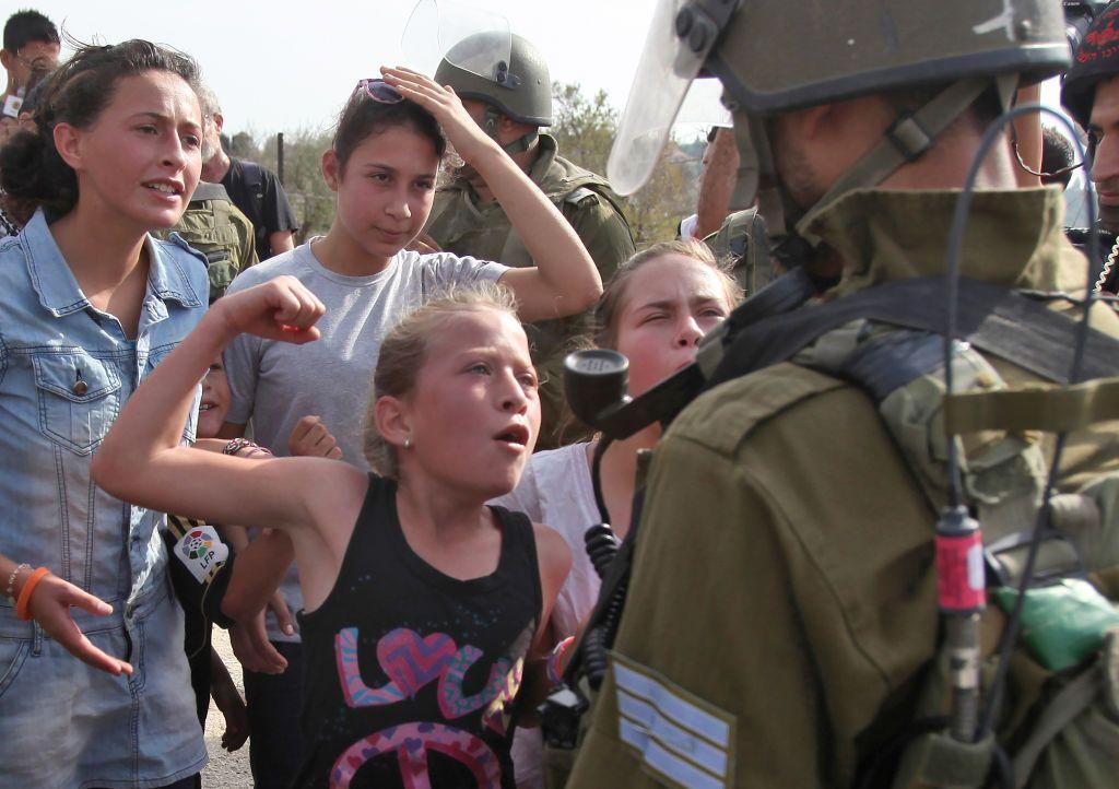 Ahed Tamini en 2012, cuando era una niña, enfrentándose a una soldado israelí.