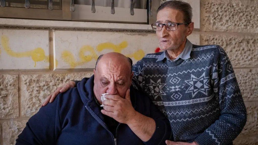 O pai de Rami, Ali, enxuga as lágrimas enquanto descreve seu filho