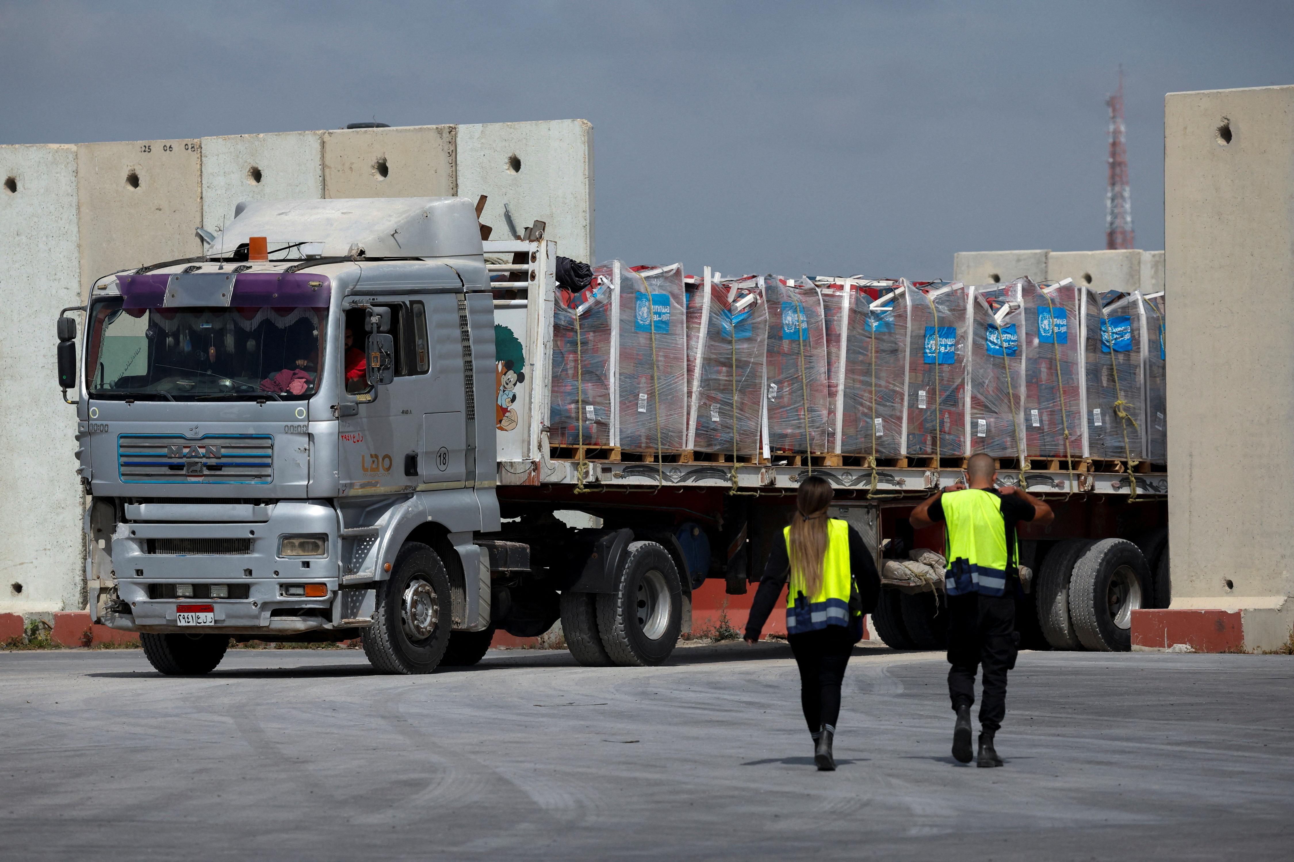 شاحنات تحمل مساعدات إغاثية لغزة