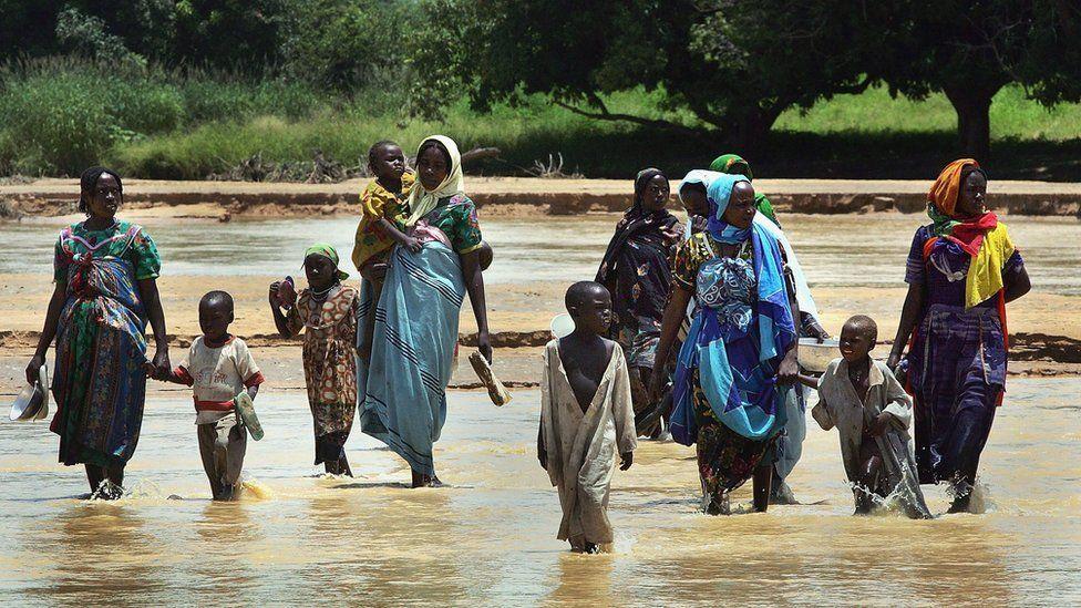 نساء وأطفال يفرون من الصراع في السودان
