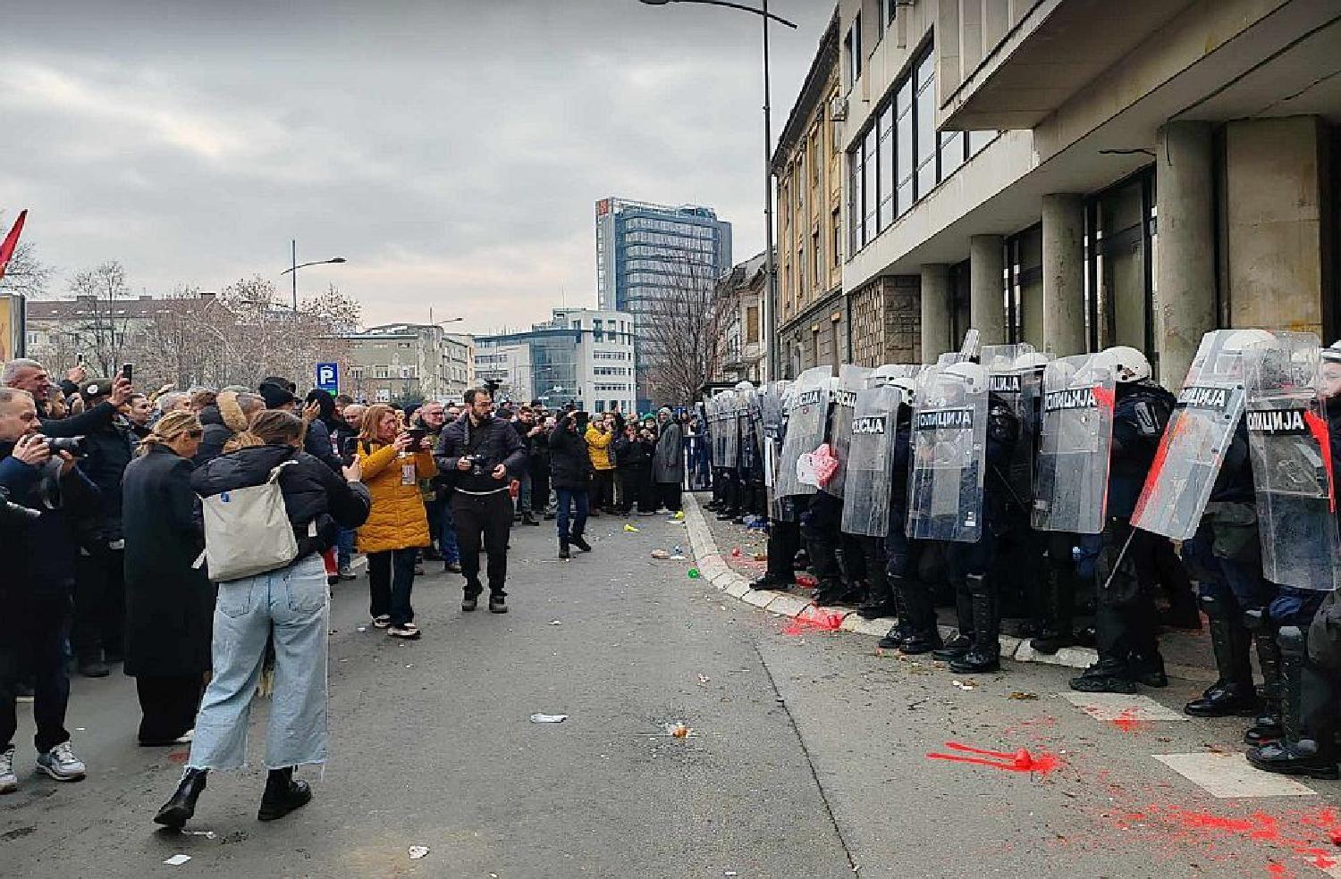 Policija ispred zgrade skupštine u Novom Sadu, incidenti u novom sadu