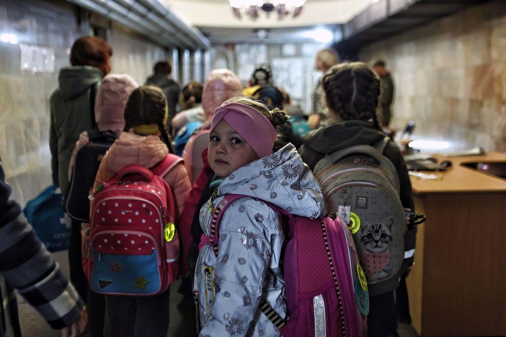 Niños ucranianos van a clase en un aula improvisada en los túneles de metro en Járkiv durante la ofensiva lanzada por Rusia esta semana.