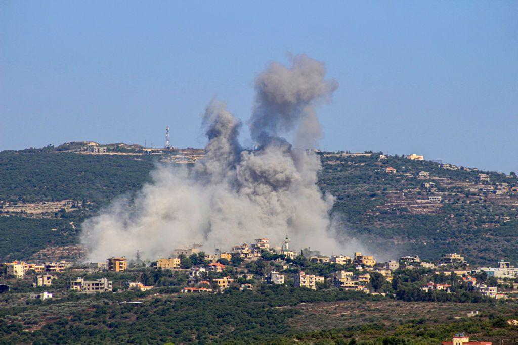 Humo de un bombardeo sobre una población del sur de Líbano.