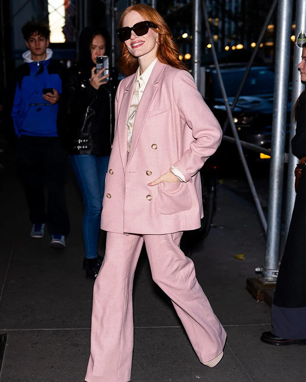 A atriz Jessica Chastain usa uma das roupas que ela vendeu no Vestiaire Collective com fins beneficentes