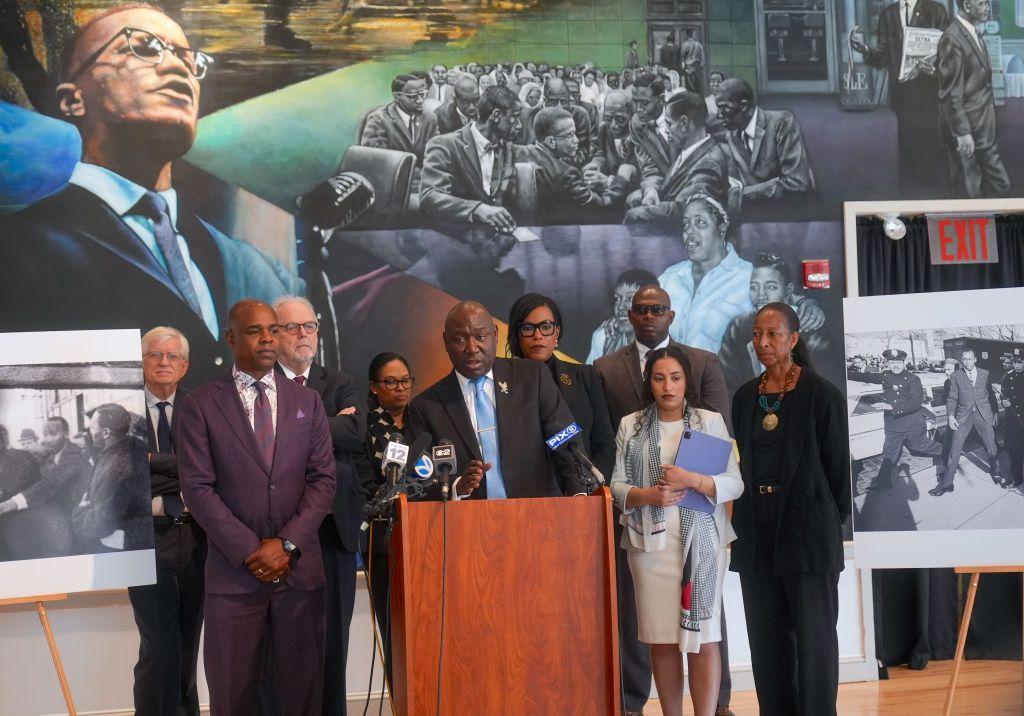 El abogado Ben Crump y otros durante la conferencia de prensa en el Malcolm X & Betty Shabazz Memorial and Educational Center en la ciudad de Nueva York el 15 de noviembre de 2024. 