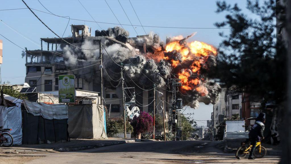 تصاعد الدخان والغبار من شقة النصر بعد هجوم الجيش الإسرائيلي على الشقة في مخيم النصيرات للاجئين في الجزء الأوسط من مدينة غزة
