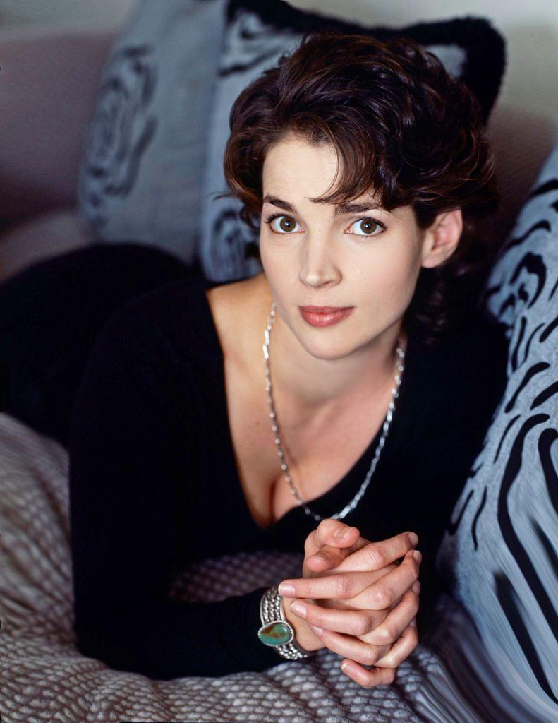 Julia Ormond posando para una producción fotográfica en 1997, en el auge de su carrera en Hollywood.