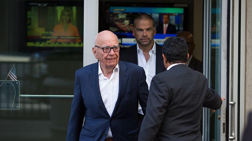 Rupert y Lachlan Murdoch saliendo de la sede de Fox News en Nueva York, en 2016.