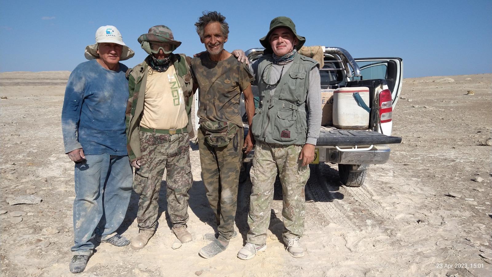 Mario Urbina y su equipo de excavadores en el desierto de Ocucaje.