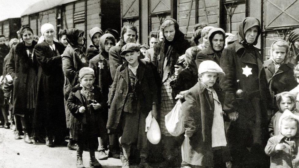 Judeus húngaros, principalmente mulheres e crianças chegando a Auschwitz-Birkenau, na Polônia ocupada pelos alemães, em junho de 1944