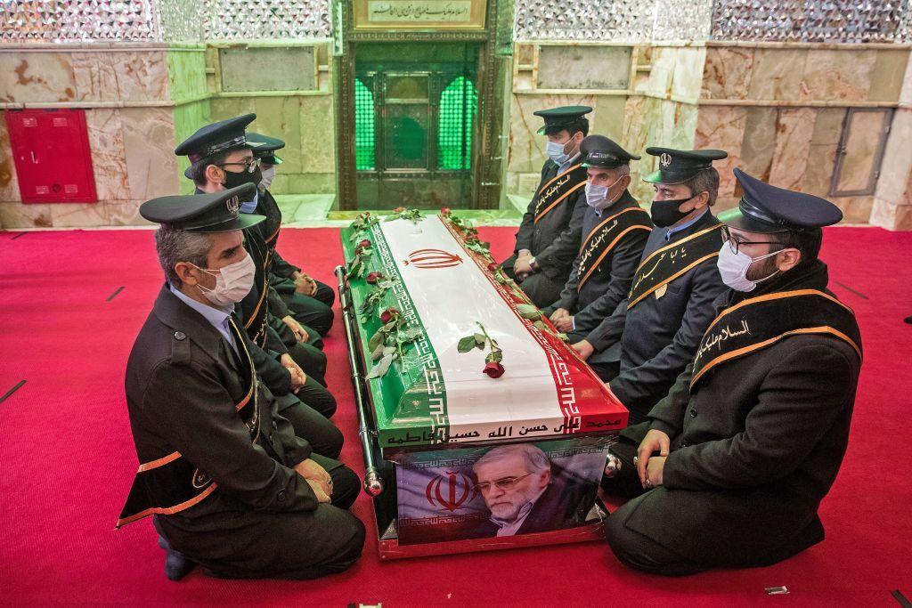 Militares iraníes, arrodillados junto al féretro del responsable del programa nuclear de Teherán. 