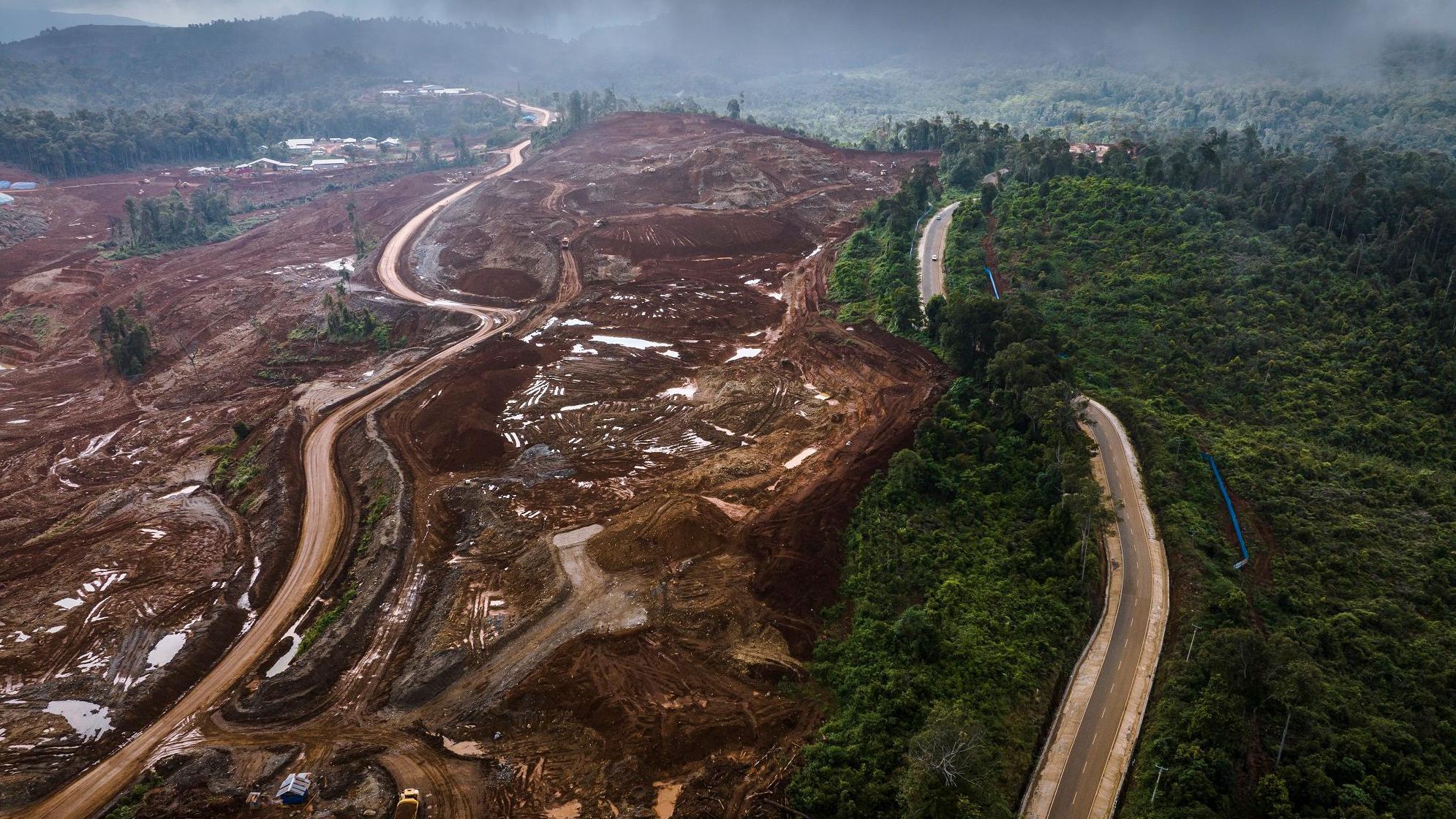 Foto udara sebuah area tambang nikel di Morowali, Sulawesi Tengah, pada Agustus 2023.